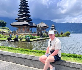 Nikolay, 65, Perth