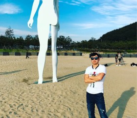 Dmitrii, 37, Busan